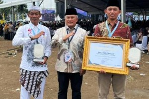 Bupati Kuningan berfoto bersama dengan kades dessa Jagara dan Kades Kertayasa.
